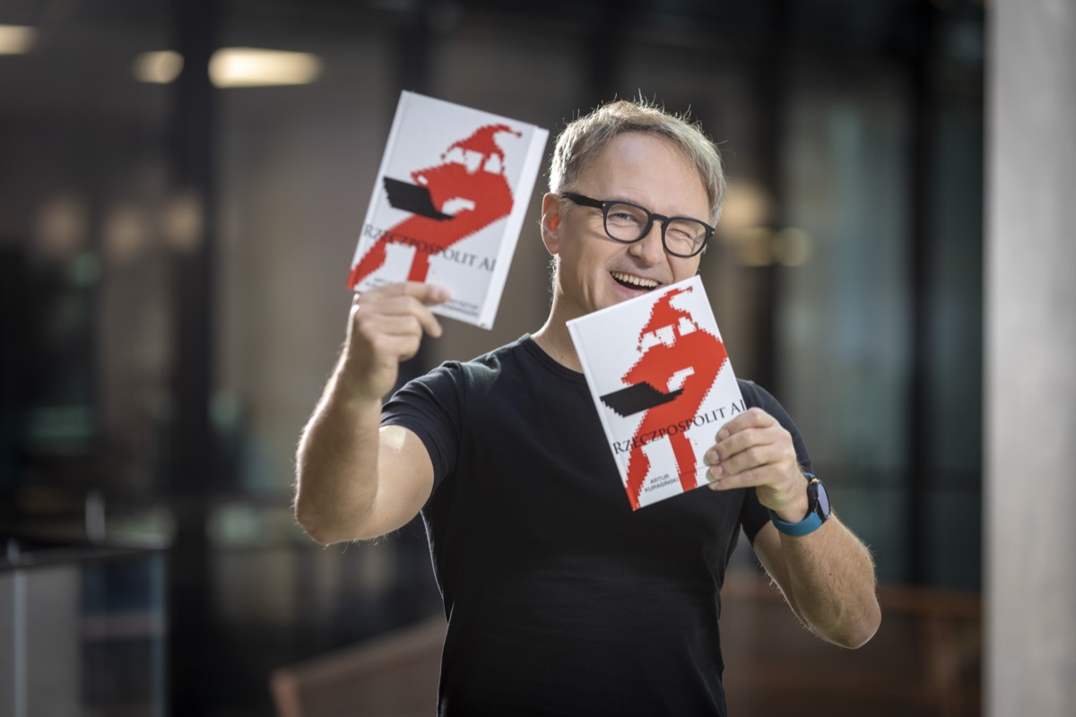 Artur Kurasiński z okładkami książki