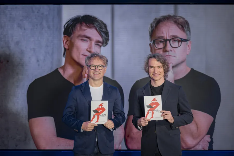 Artur Kurasiński i Krzysztof Domaradzki z egzemplarzami książki na scenie