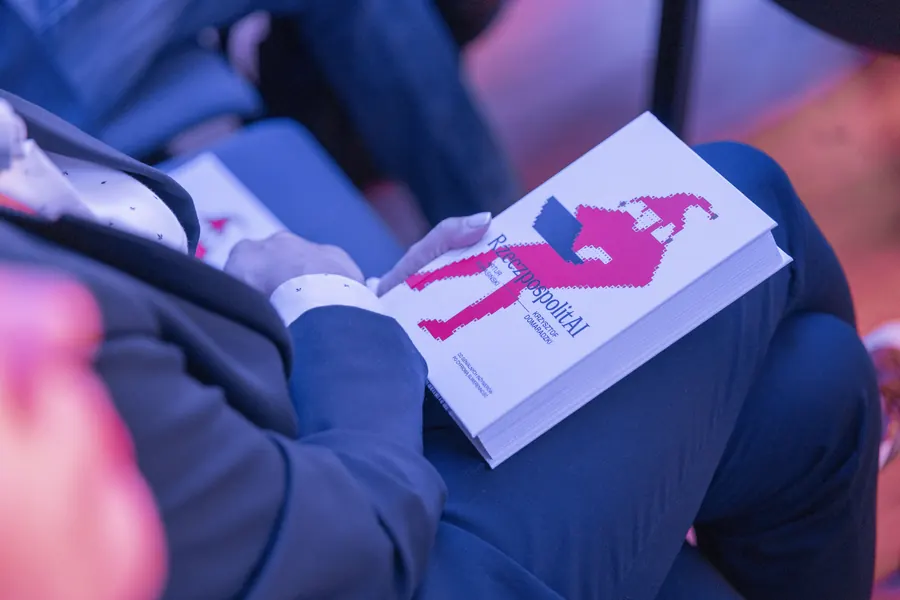 Książka RzeczpospolitAI w rękach uczestnika premiery