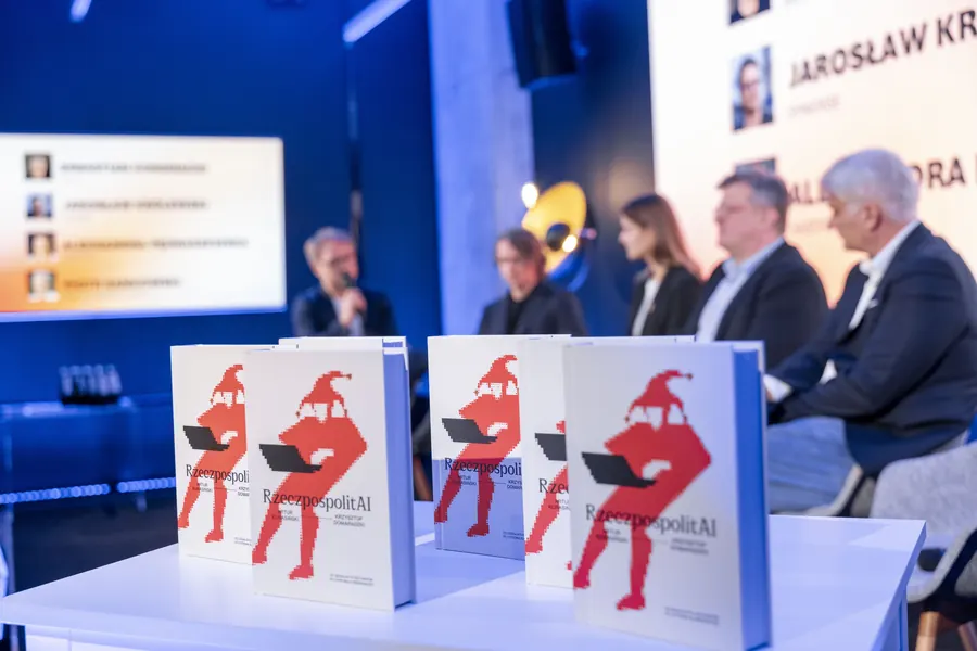 Egzemplarze książki RzeczpospolitAI na tle panelu
